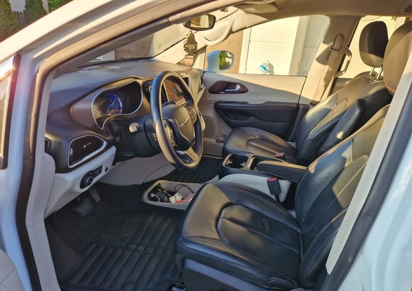 Chrysler Pacifica cena 114900 przebieg: 146000, rok produkcji 2018 z Otwock małe 704